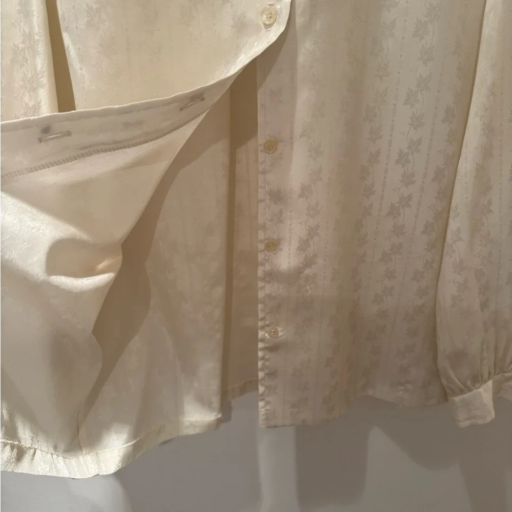 VINTAGE Oscar de la Renta Elegant Cream Blouse. Fits like a 10. - Picture 6 of 9